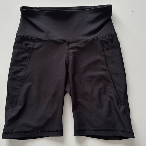 Old navy active shorts. Side slit pockets. 6in inseam.Color- black. Size medium - Picture 1 of 4